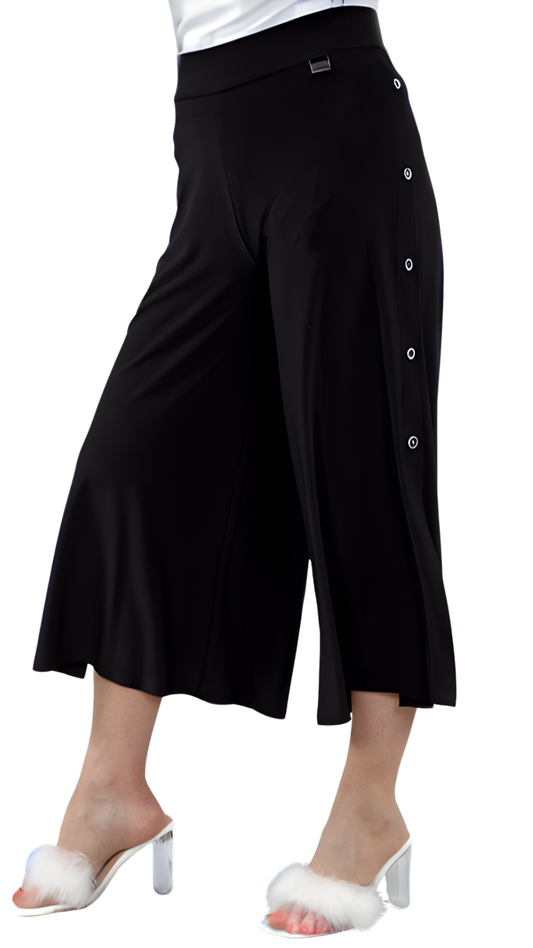 Side Buttons Flare Leg Capri. Style MT25S4808