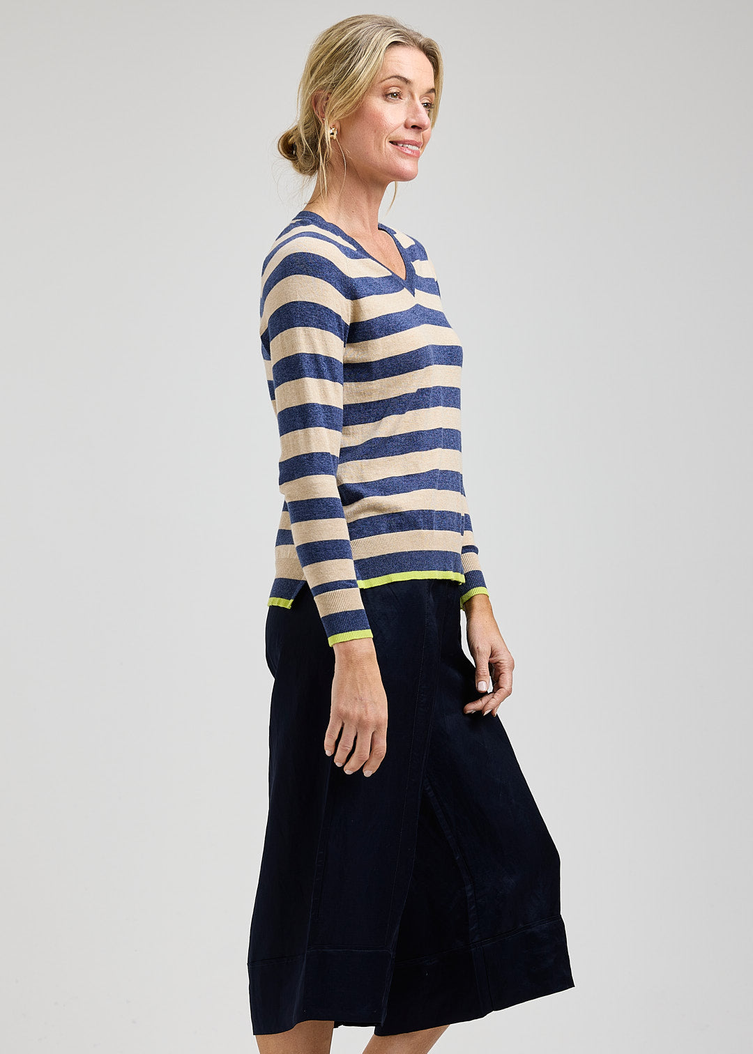 Striped V-Neck Contrast Colour Details Sweatshirt. Style ZKP8407U
