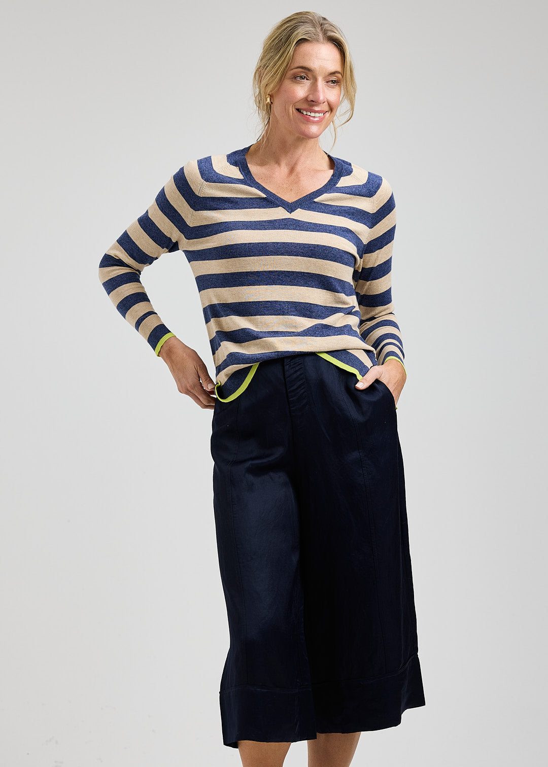 Striped V-Neck Contrast Colour Details Sweatshirt. Style ZKP8407U