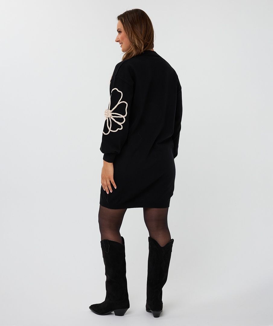 Knitted Black & White Floral Details Sweater Dress. Style ESQ02504