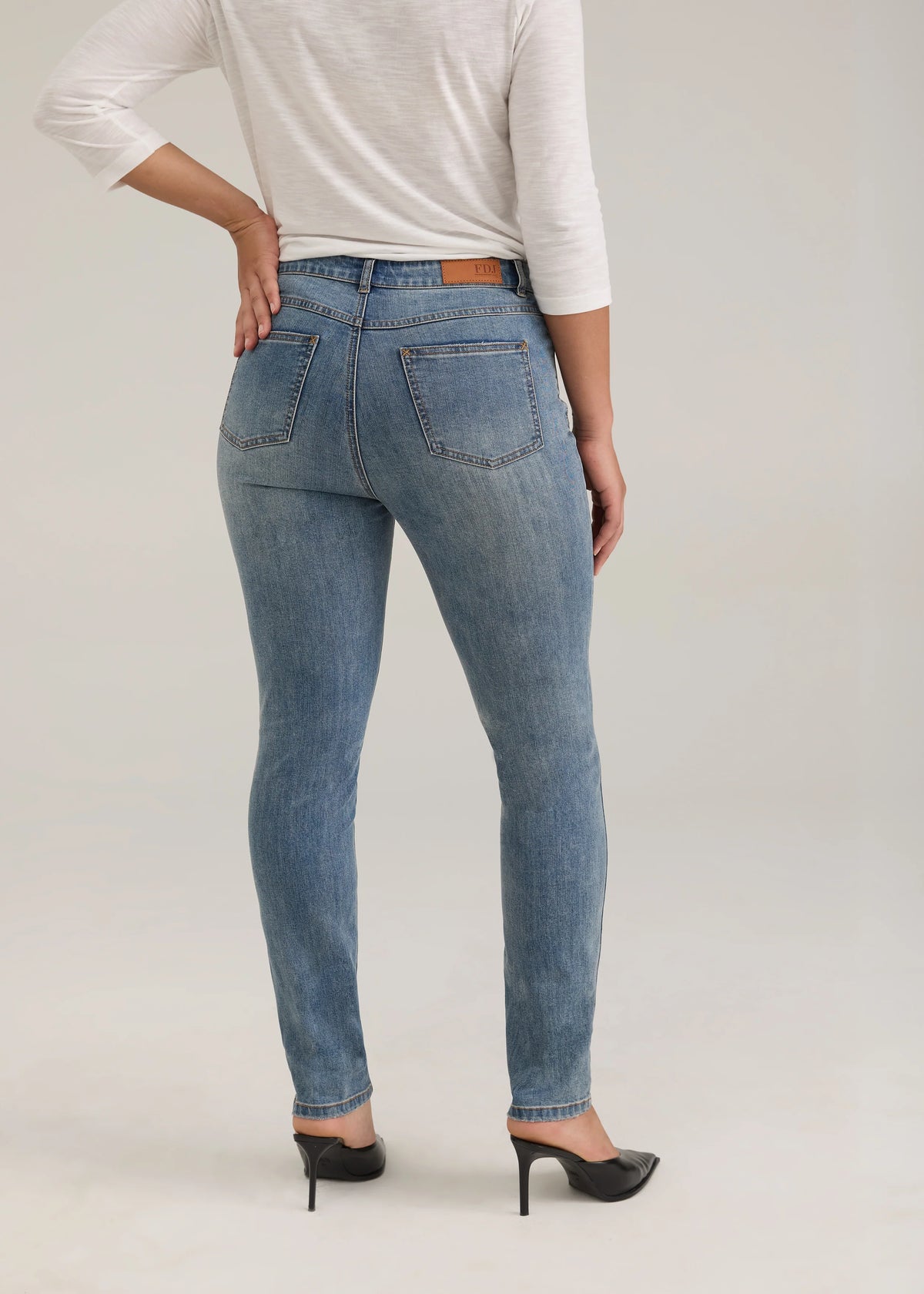 Petite Suzanne Slim Leg Jean. Style FD8961779