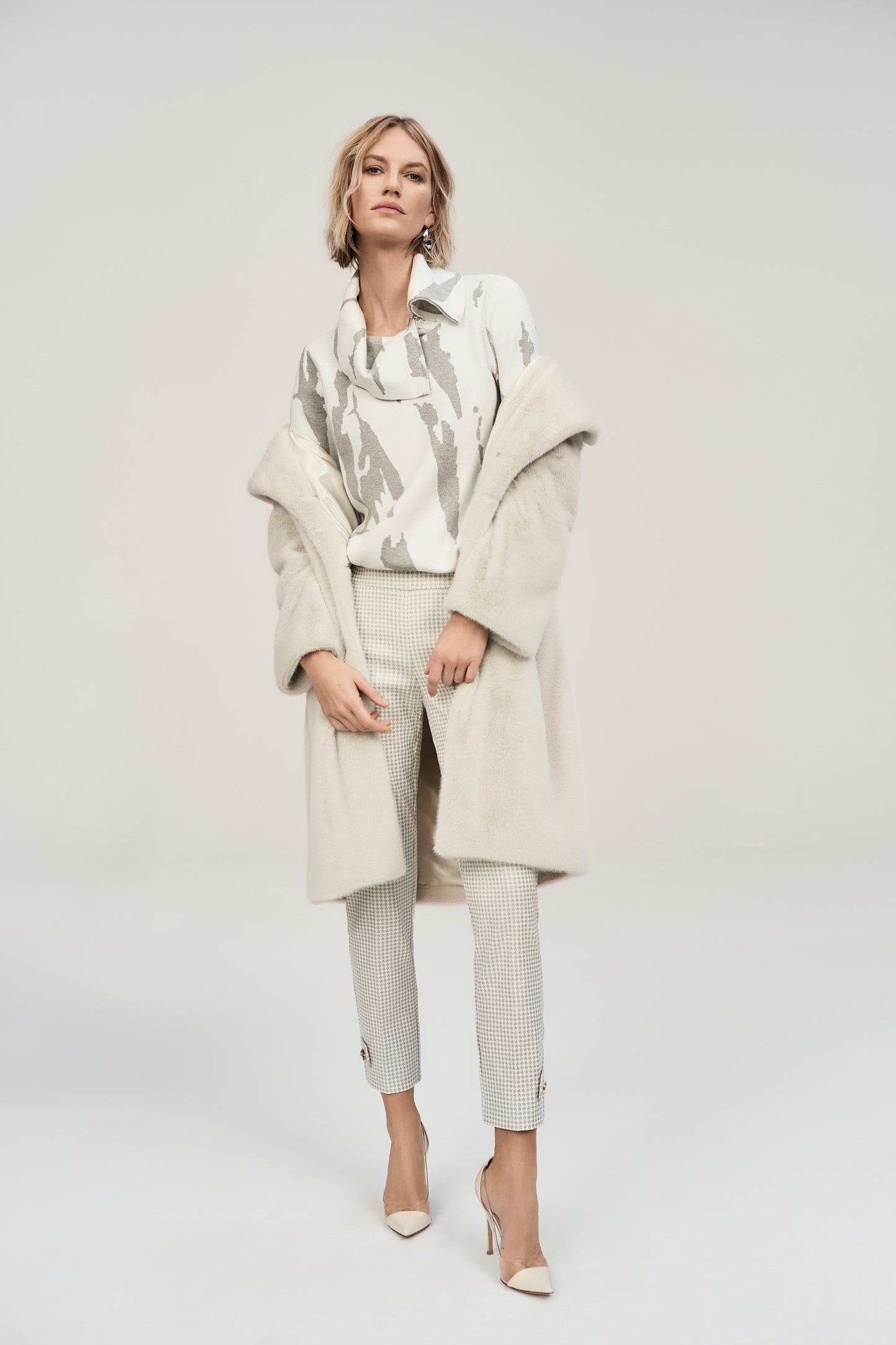 Faux Fur Straight Coat. Style JR243902