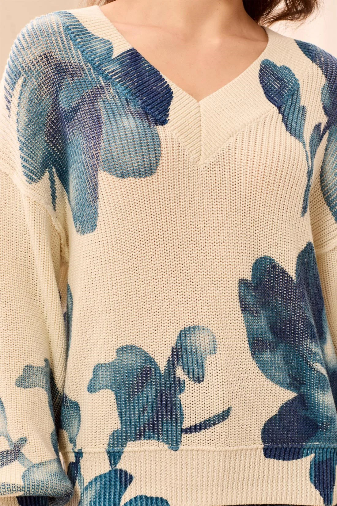 Drop Shoulder V-Neck Puff-Sleeve Printed Sweater. Style TR6363O-5614