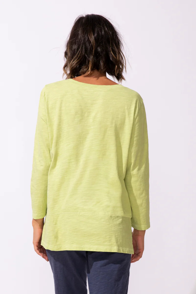 Gecko Print V-Neck 3/4 Sleeve Top. Style ESC52541